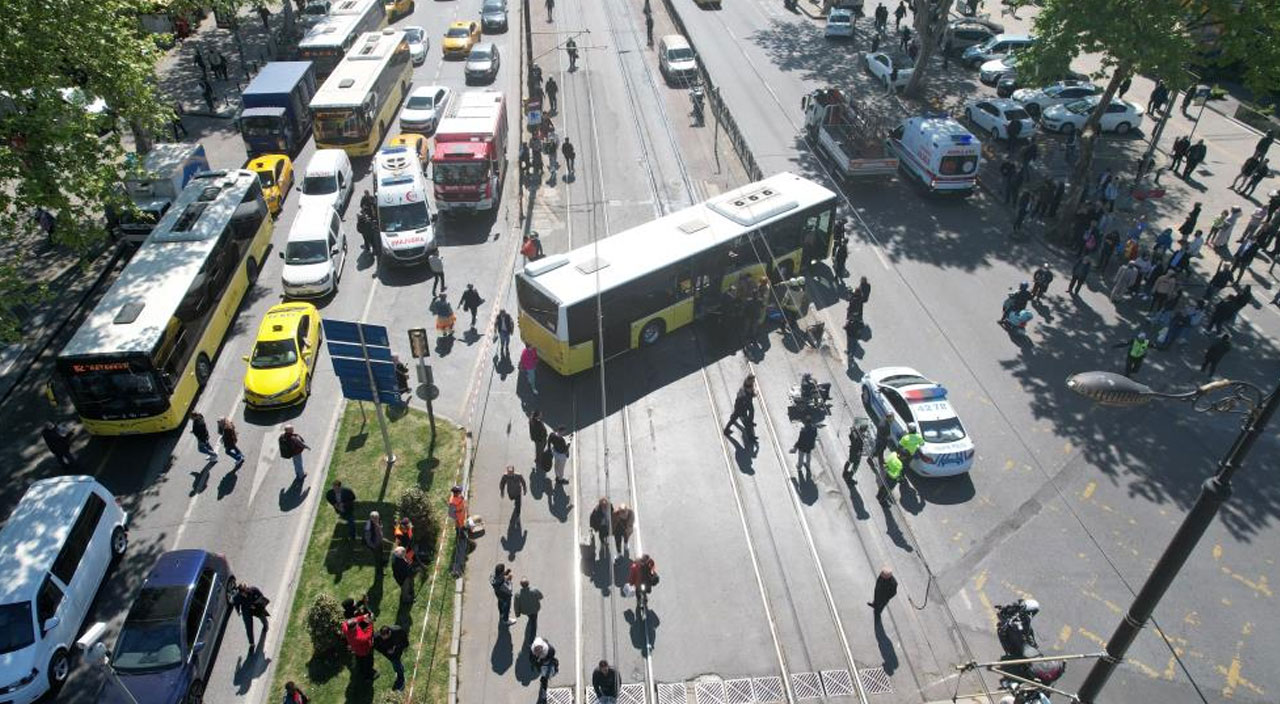 İETT otobüsü ile tramvay çarpıştı