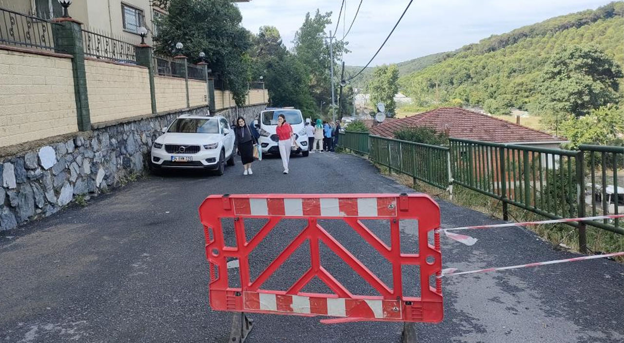 Sarıyer’de istinat duvarı araçların üzerine düştü: Binada yaşayanlar tahliye edildi