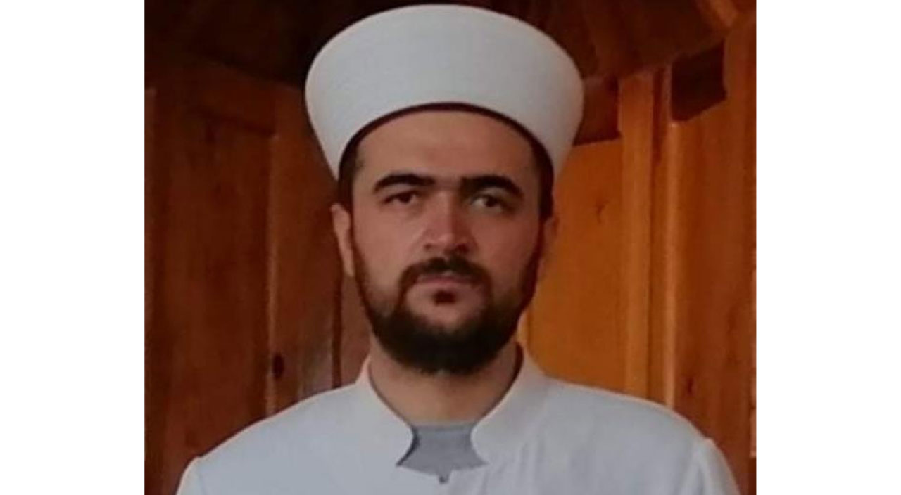 Çorum'da namaz kılmak için camiye giren gencin yaptığı hareket imamı duygulandırdı