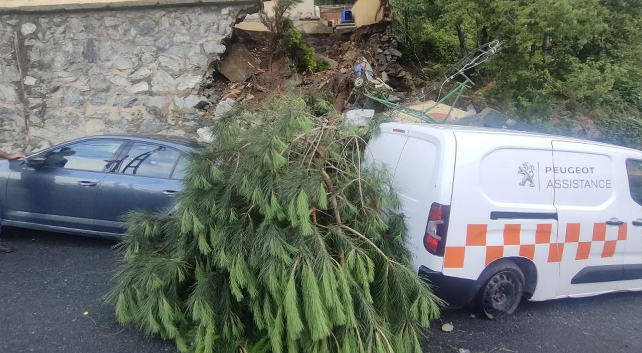 Sarıyer’de istinat duvarı araçların üzerine düştü: Binada yaşayanlar tahliye edildi