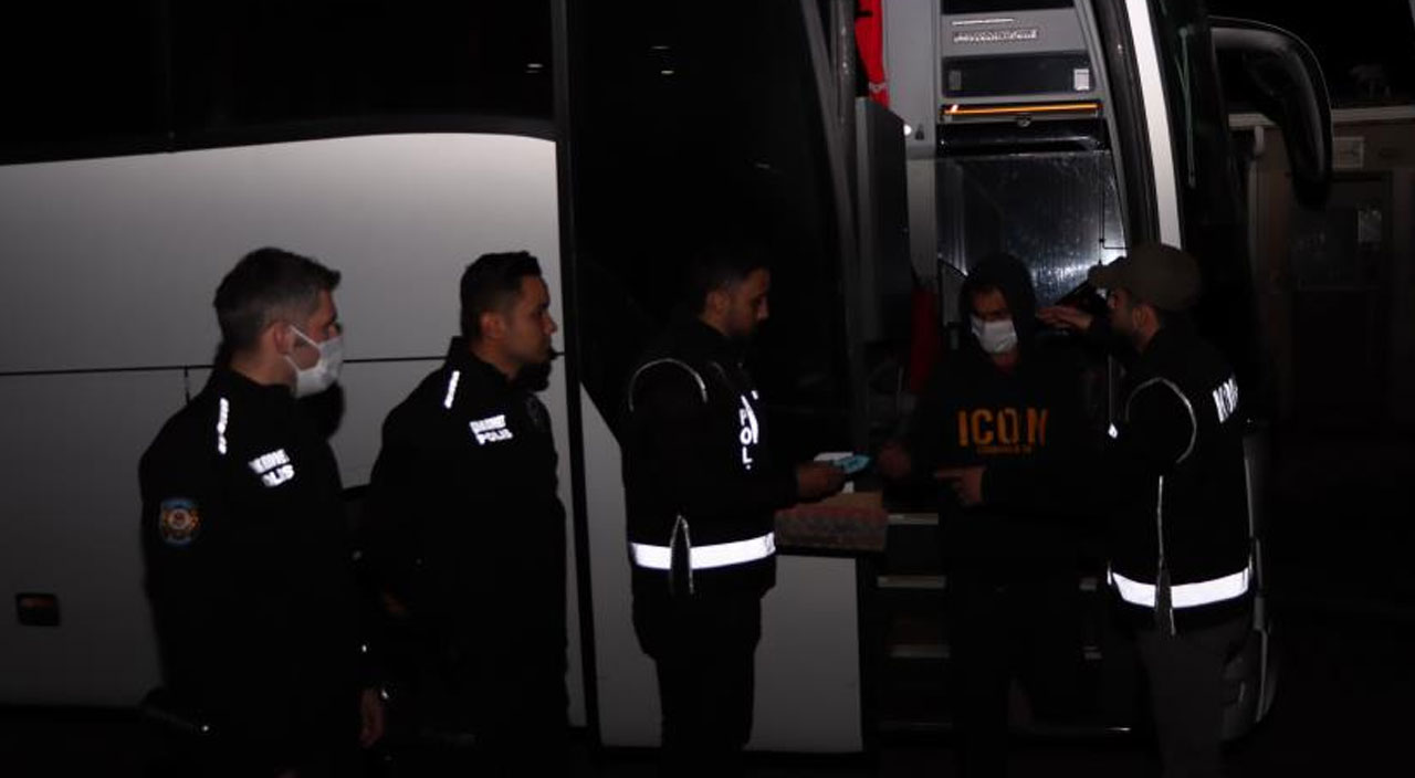 Gizli bölmeli otobüste 47 düzensiz göçmen yakalandı Gizli bölmeli otobüste 47 düzensiz göçmen yakalandı