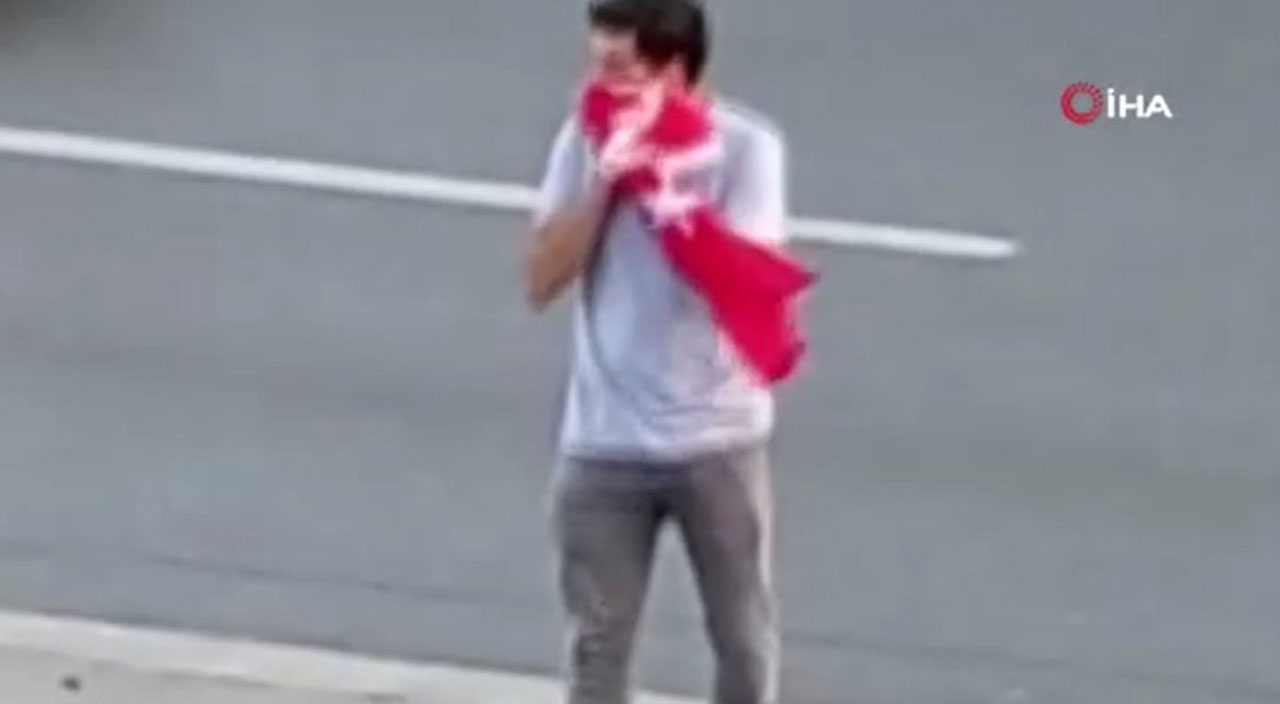 Hayatını hiçe sayarak Türk bayrağını yerden kaldırdı