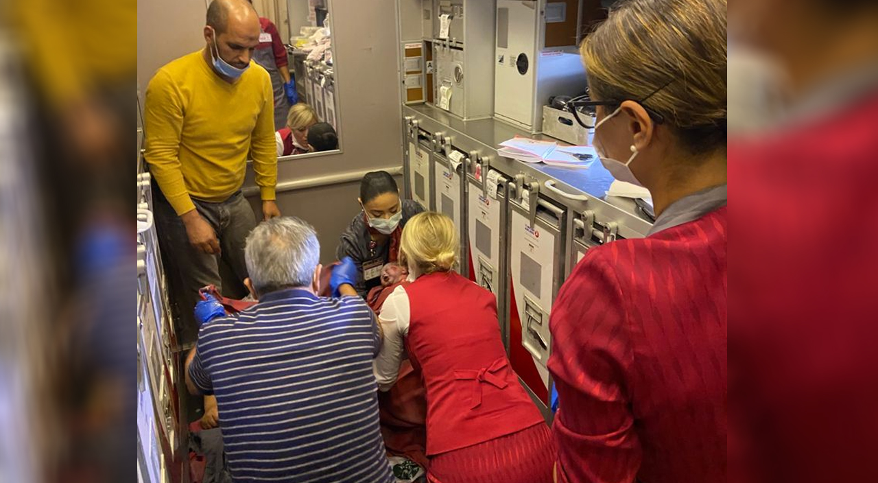 Uçakta doğum yaptıran Türk cerrah ABD basınında