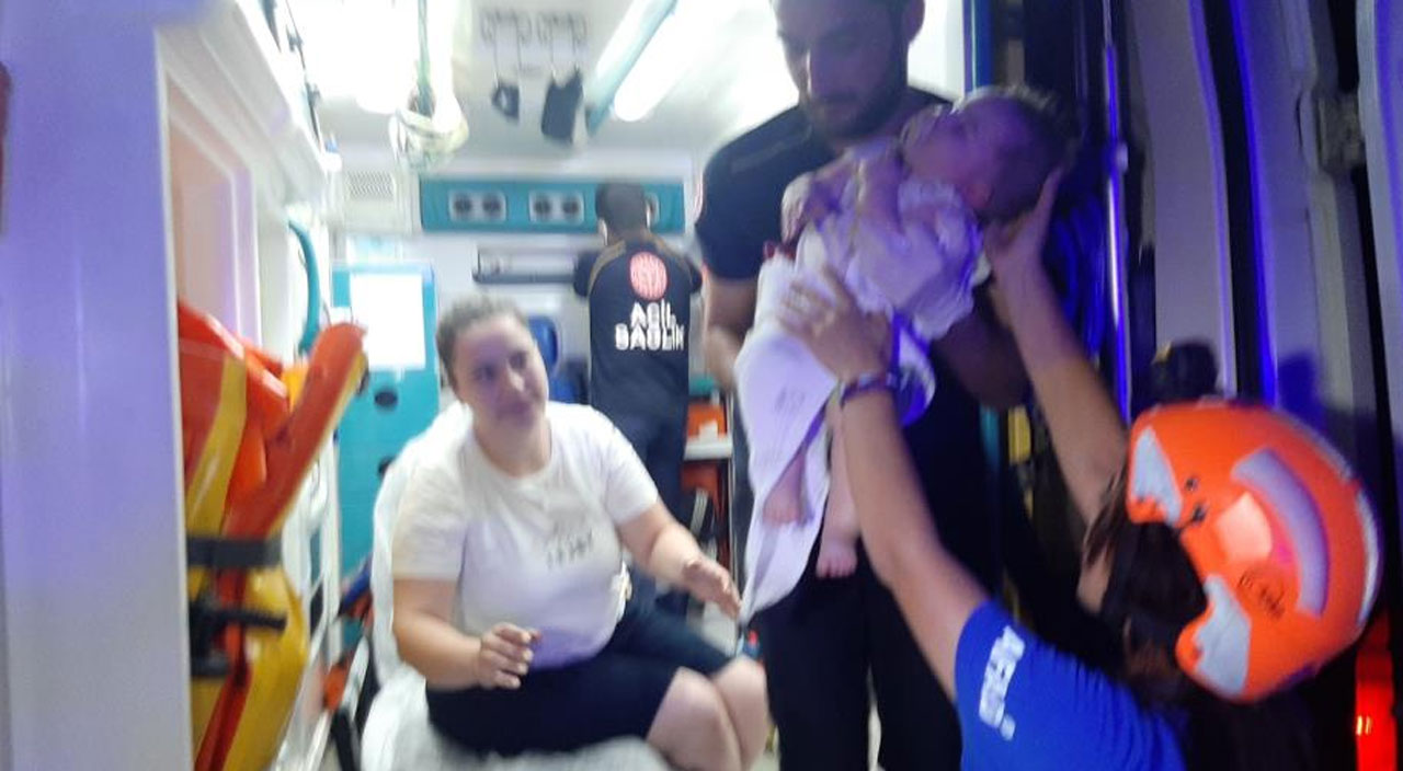 Edirne'de yaz ortası yağan şiddetli yağış nedeniyle bebekli aile mahsur kaldı: Devreye AFAD girdi Edirne'de yaz ortası yağan şiddetli yağış nedeniyle bebekli aile mahsur kaldı: Devreye AFAD girdi