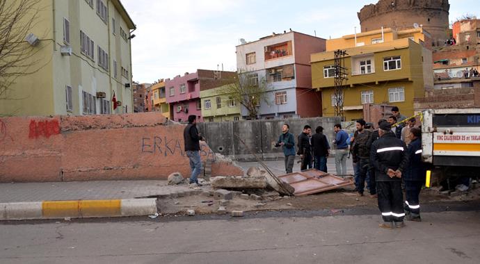 Diyarbakır'da vinç okul duvarına çarptı: 2 çocuk öldü, 1 çocuk yaralı