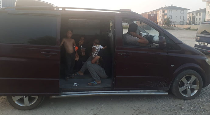 Dilenciler lüks araçta yakalandı