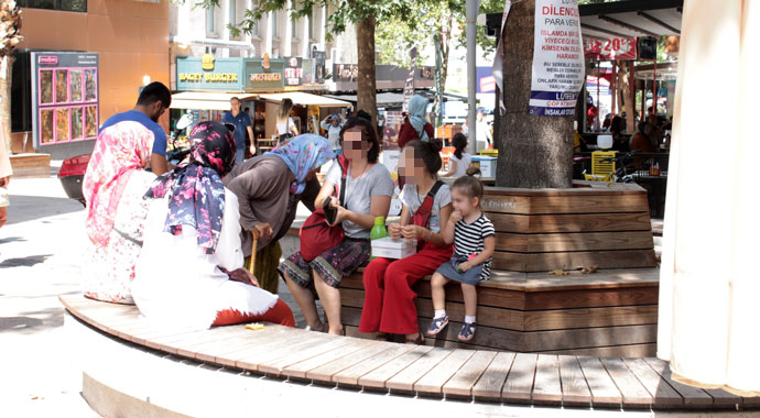 ’Dilencilere para vermeyin’ tabelasının altında dileniyorlar