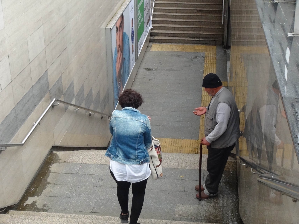 İstanbul’da “binbir surat” dilenci kamerada