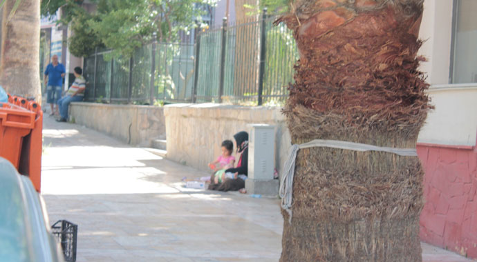 ’Dilencilere para vermeyin’ tabelasının altında dileniyorlar