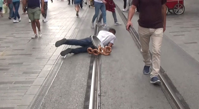 Taksim'de dilenciden 'oscarlık' duygu sömürüsü! Sahte simitçi kılığında...