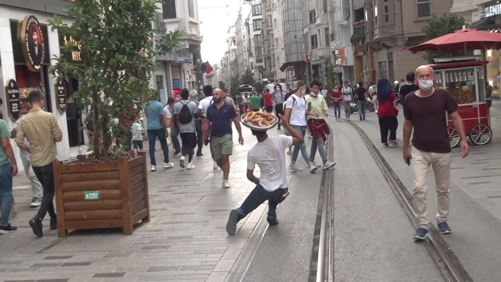 Taksim'de dilenciden 'oscarlık' duygu sömürüsü! Sahte simitçi kılığında...