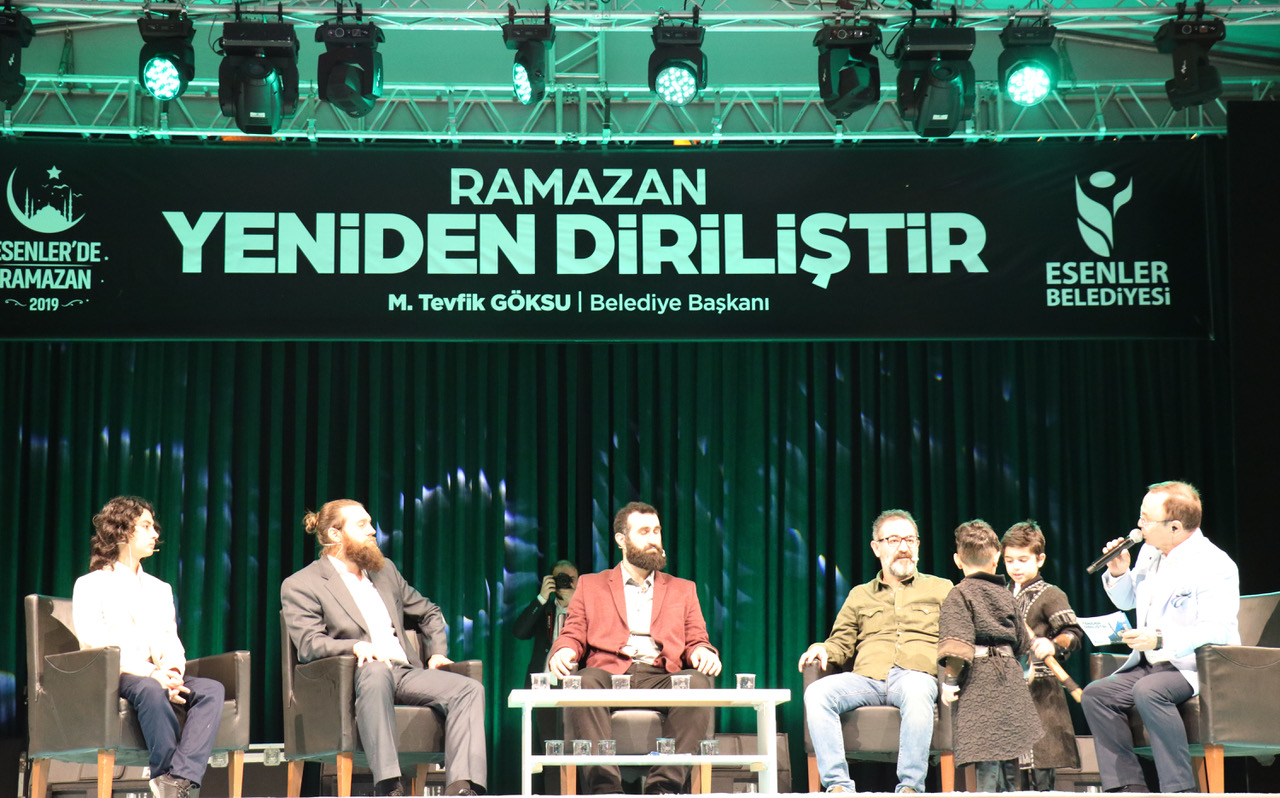 Diriliş: Ertuğrul dizisi oyuncuları Esenlerli hayranlarıyla buluştu