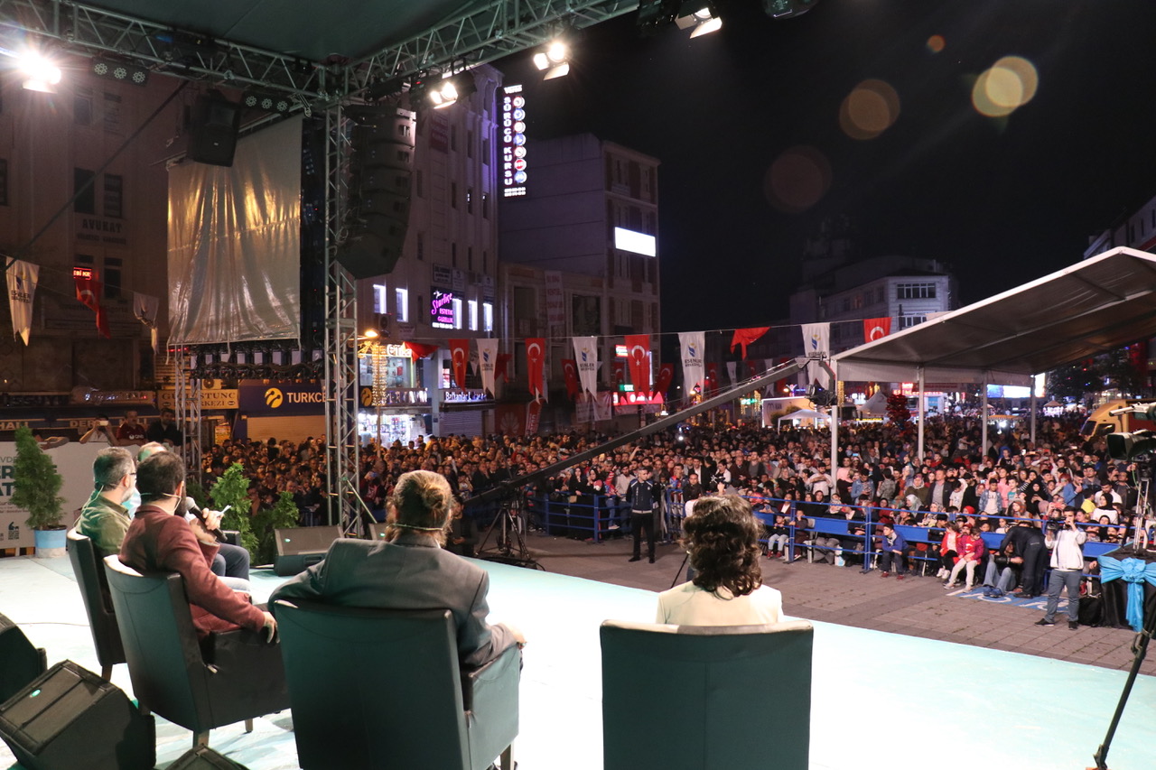 Diriliş: Ertuğrul dizisi oyuncuları Esenlerli hayranlarıyla buluştu