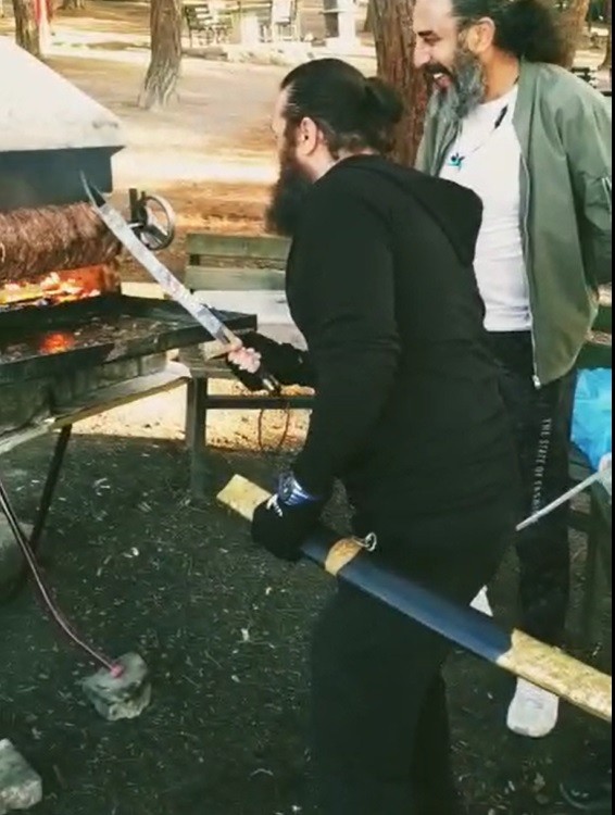 Diriliş Ertuğrul oyuncusu kılıçla döner kesti