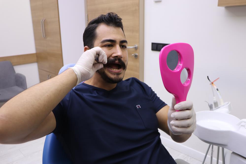 Diş hekimi ağrıyan dişini kendi çekti