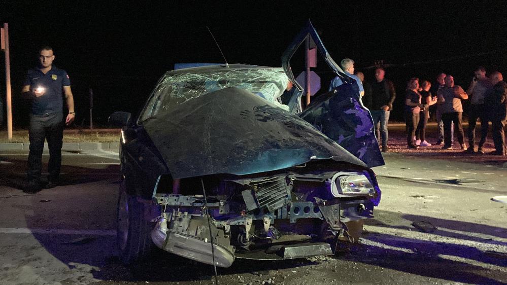 Sivas'ta iki otomobil çarpıştı, ölü ve yaralılar var