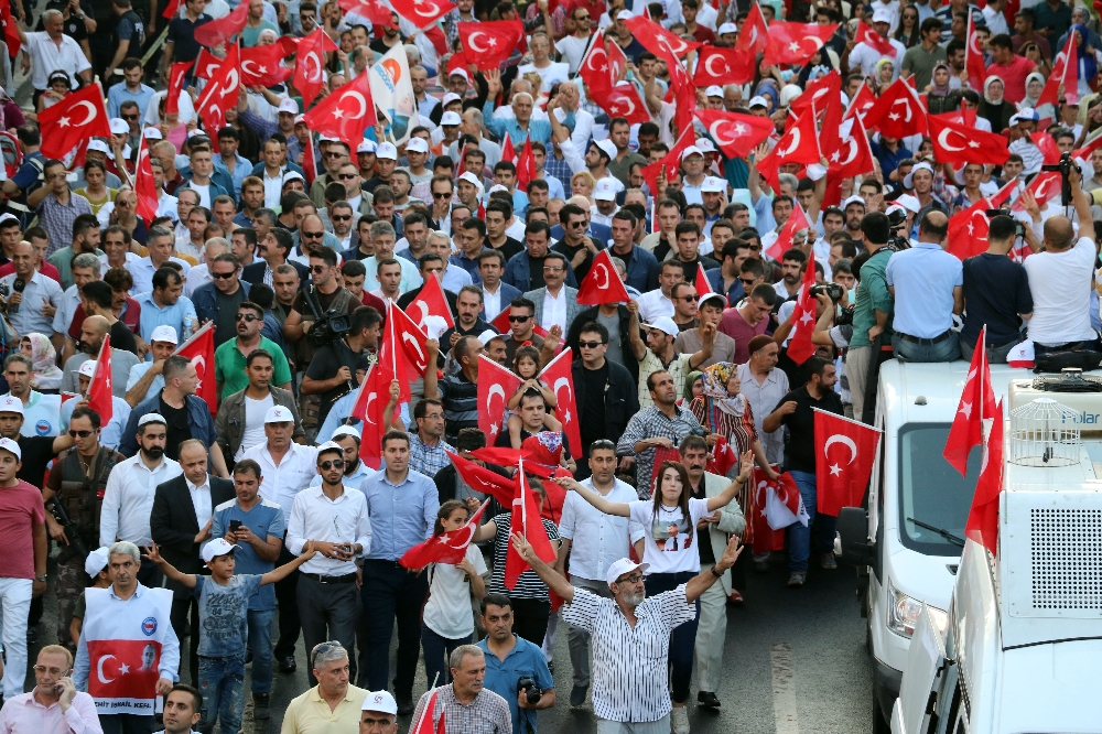Diyarbakırlılar 250 metrelik Türk bayrağıyla yürüdüler