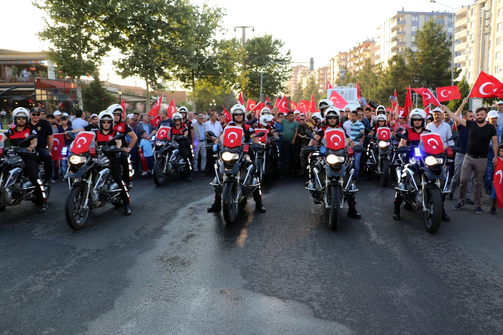 Diyarbakırlılar 250 metrelik Türk bayrağıyla yürüdüler