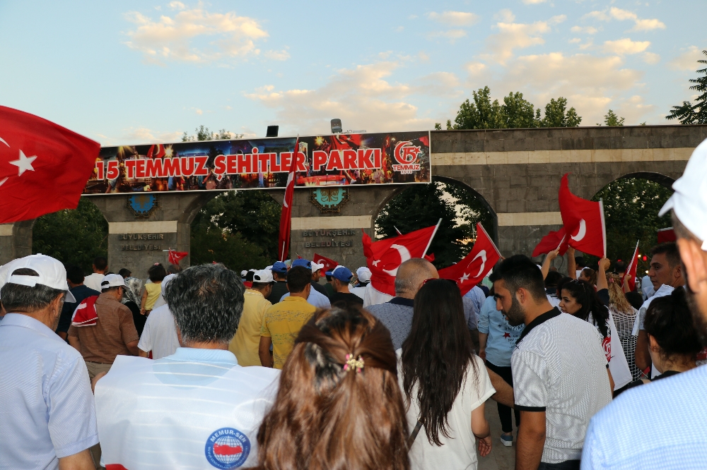 Diyarbakırlılar 250 metrelik Türk bayrağıyla yürüdüler