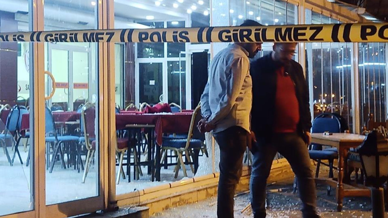 İftar saatinde kıraathaneyi taradılar! Yaralılar var