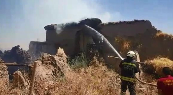Diyarbakır'da yangın: 2 ev ve 4 ahır küle döndü