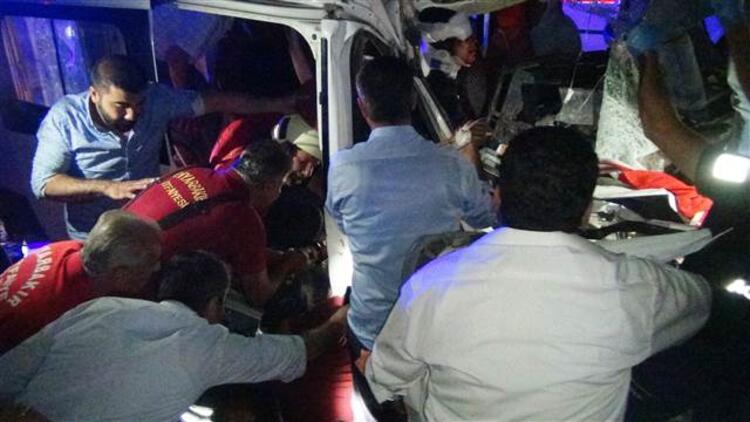 Diyarbakır'da korkunç kaza: 4'ü ağır, 8 kişi yaralandı