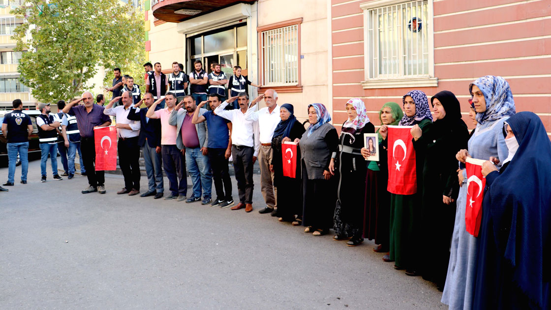 Anneler pes etmiyor! Evlat nöbeti 100. gününde