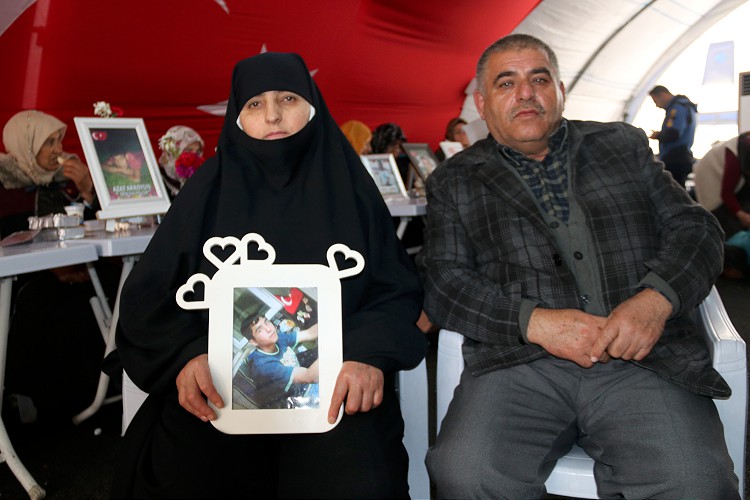 Diyarbakır annelerinin oturma eylemine 3 aile daha katıldı