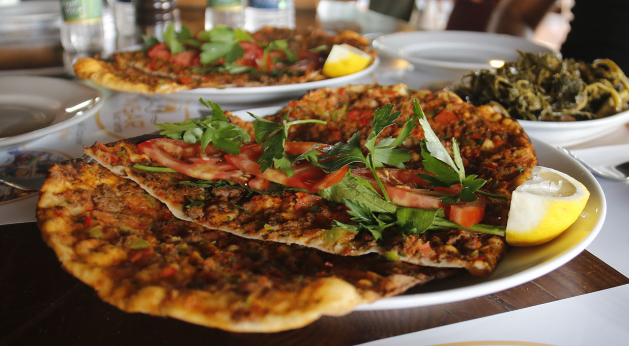 Diyette lahmacun yenir mi, lahmacun kilo aldırır mı? Bir büyük lahmacun 250 kalori iken 50 gramlık fındık lahmacun 80 kaloridir.