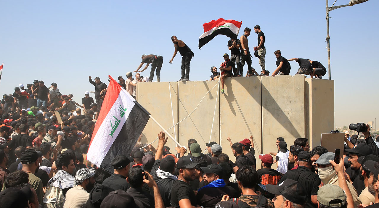 Irak'ta tansiyon yükseliyor! Göstericiler sokaklara indi Irak'ta tansiyon yükseliyor! Göstericiler sokaklara indi