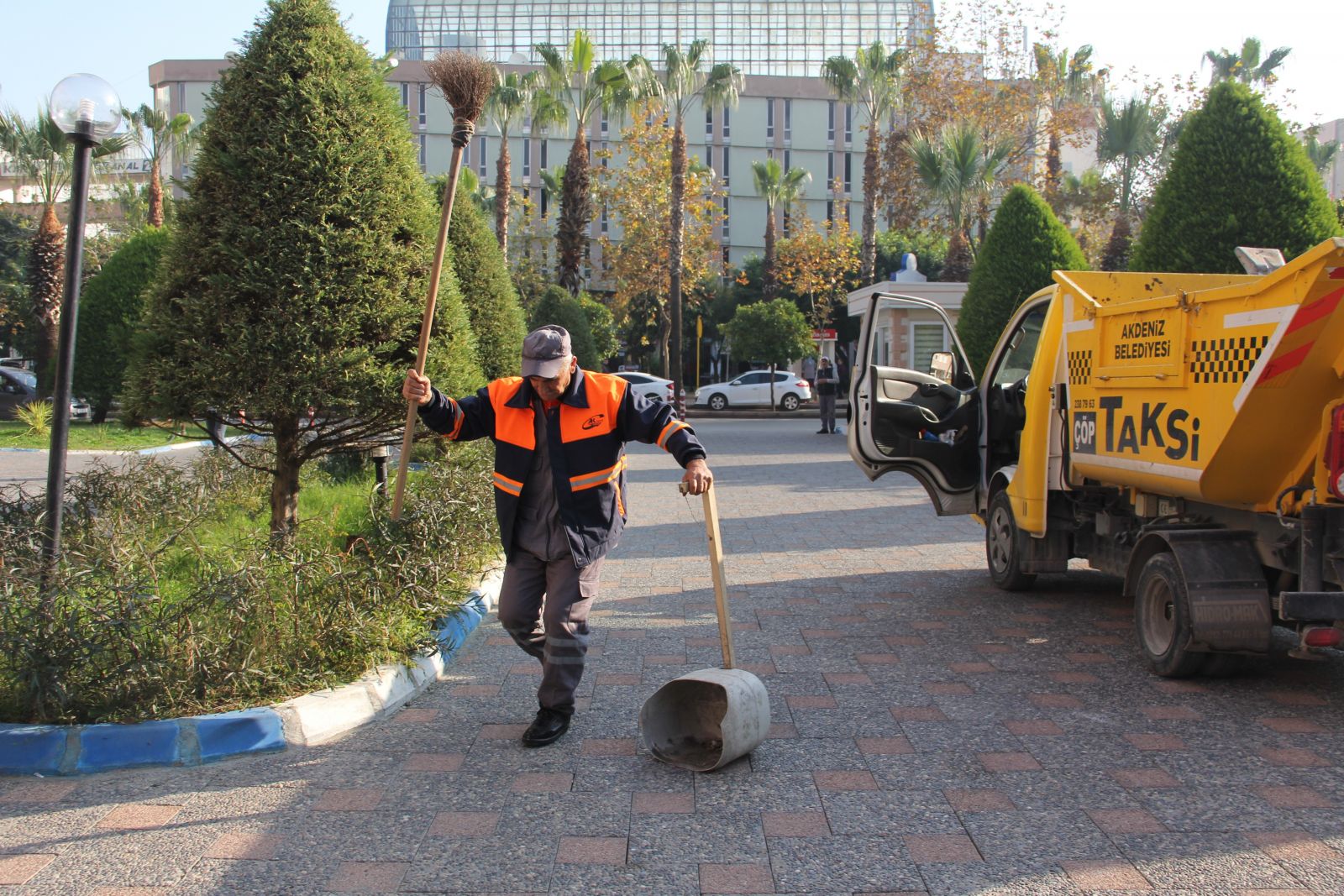 Oynayarak sokak süpüren işçiye Başkan Gültak'tan bir maaş ikramiye Oynayarak sokak süpüren işçiye Başkan Gültak'tan bir maaş ikramiye