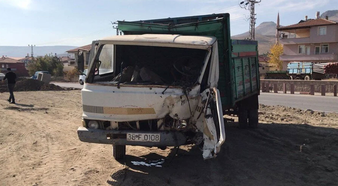 Kayseri’de yolcu otobüsü ile kamyonet çarpıştı: Ölü ve yaralılar var