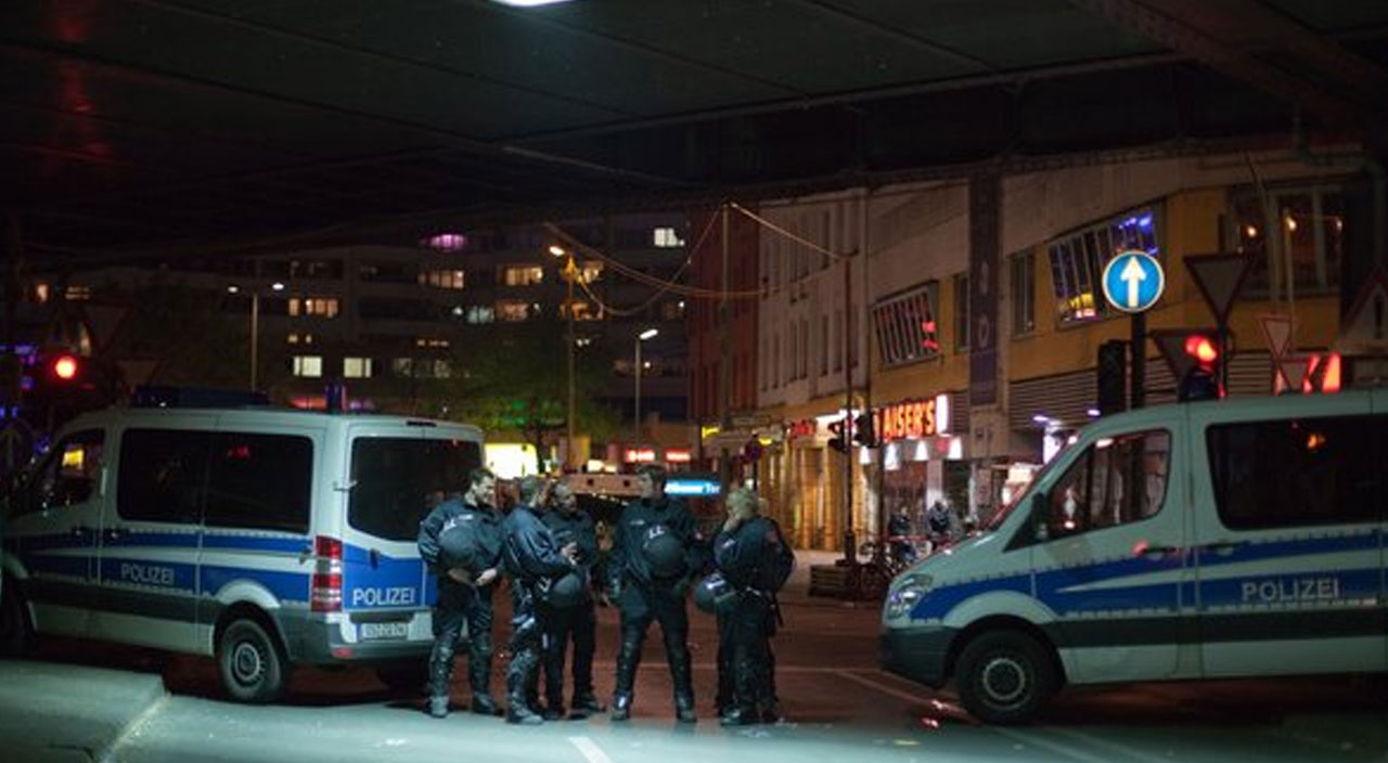 Almanya'da  “Köprüleri havaya uçuracağız” tehdidi üzerine polis teyakkuza geçti Almanya'da  “Köprüleri havaya uçuracağız” tehdidi üzerine polis teyakkuza geçti