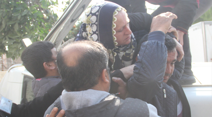 Adana'da yoldan geçen doktor yaralılara müdahale etti