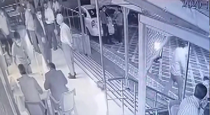 Düğünde sahtesiyle gerçek altını değiştirdi Düğünde sahtesiyle gerçek altını değiştirdi