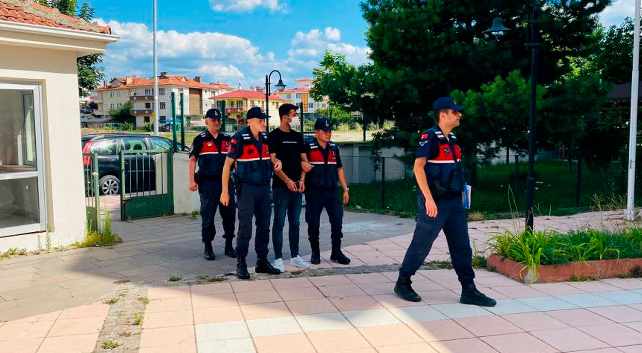 ‘Parmak izi alacağız’ diyerek altınları çalan sahte jandarma kaçmaya çalışırken yakalandı