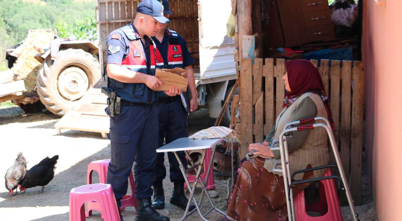 ‘Parmak izi alacağız’ diyerek altınları çalan sahte jandarma kaçmaya çalışırken yakalandı