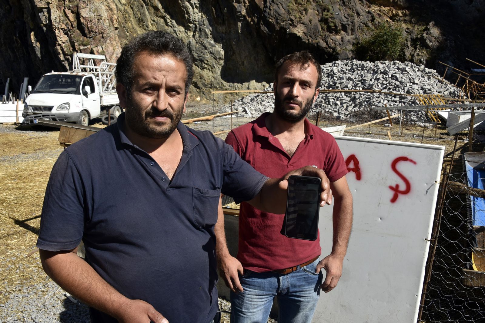 Bir ilçeyi dolandırıp kaçtılar