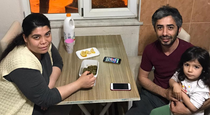 Marketler kapalı olunca zabıta, evindeki yaprak sarmasını alıp hamile kadına götürdü