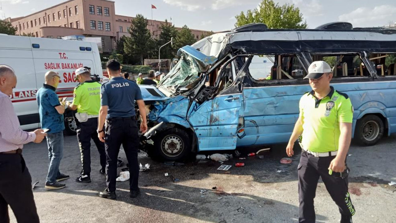 Otomobilin çarptığı dolmuş defalarca takla attı: Çok sayıda yaralı var