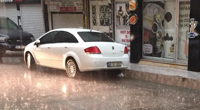 Eskişehir'de aniden başlayan yağmur ve dolu hayatı felç etti