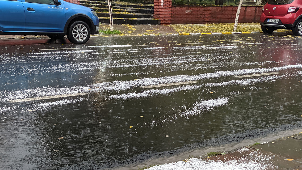Dolu aniden bastırdı, her yer beyaza büründü