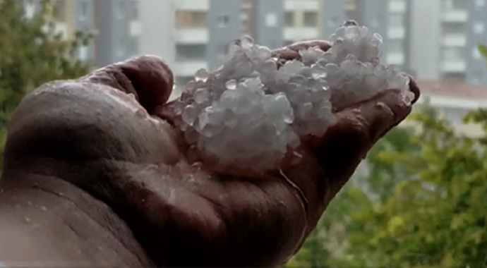 Eskişehir'de aniden başlayan yağmur ve dolu hayatı felç etti