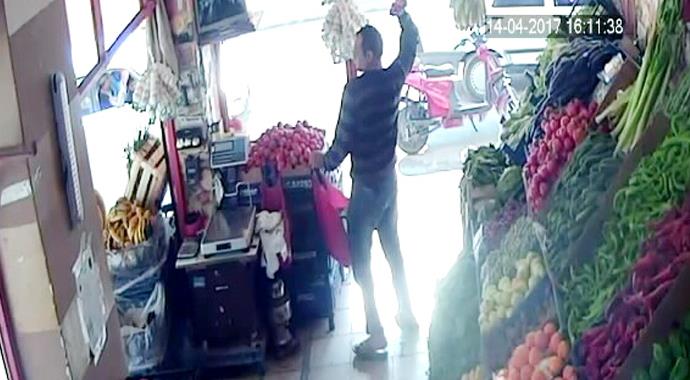 Tüfekli saldırıya domatesle karşılık verdi