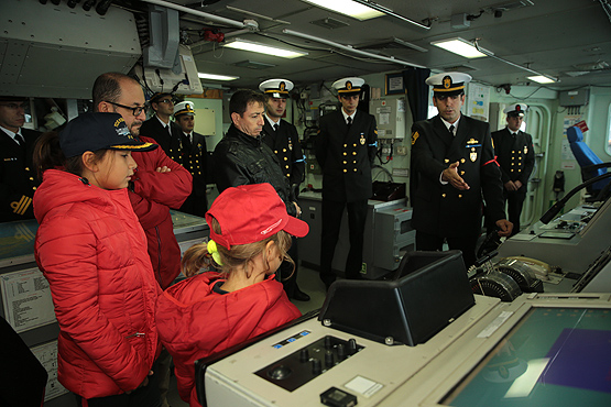 Donanma gemileri ziyarete açıldı