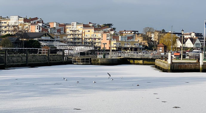 İngiltere'de aşırı soğuklardan deniz dondu