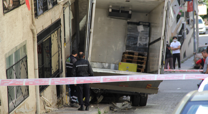 Freni boşalan kamyon doğalgaz borusuna çarptı, faciadan dönüldü