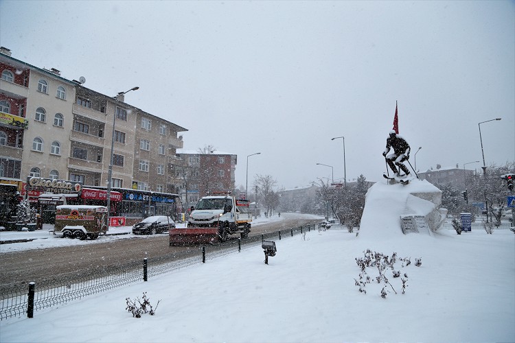 İlkbaharda yağan kar, kara kışı aratmadı