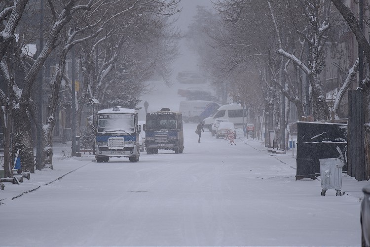 İlkbaharda yağan kar, kara kışı aratmadı