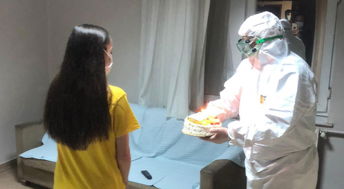 Karantinada doğum günü kutlaması! Bakan Koca paylaştı